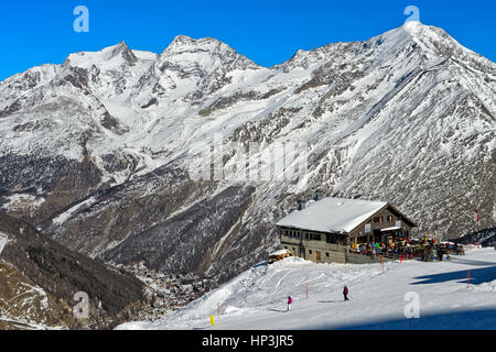 Gourmet-Restaurant Spielboden vor schneebedeckten Gipfeln Fletschhorn, Lagginhorn und Weissmies, in das Tal von Saas-Fee Stockfoto