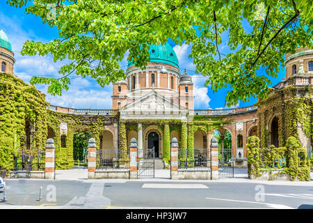 Landschaftlich malerischen Friedhofseingang in die Stadt Zagreb, Mirogoj Wahrzeichen. Stockfoto