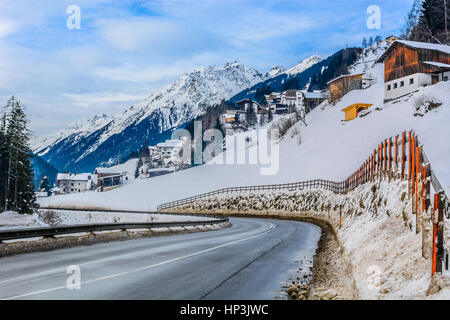 Straße nach Ischgl, berühmte Skii Destination in Österreich, Europa. Stockfoto