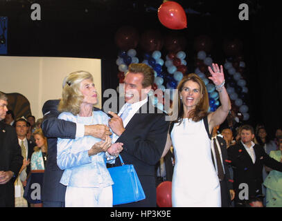 Arnold Schwarzenegger und Frau Maria Shriver (R) feiern mit Shriver die Eltern Sargent (L) und Eunice Shriver (2 L) auf seinen Sieg-Party in der gubernatorial Rückruf Wahl in ein Hotel in Los Angeles, 7. Oktober 2003. Schauspieler-gedreht-Politiker Arnold Schwarzenegger gewann handlich über seinen nächsten demokratischen Gegner, Vizegouverneur Cruz Bustamante nach Gouverneur Gray Davis durch einen breiten Seitenrand in der Rückruf-Abstimmung verloren.  Obligatorische Credit - Foto von Francis Specker Stockfoto