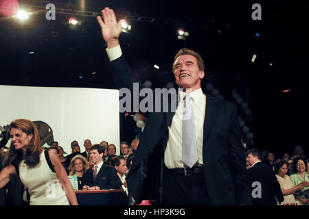 Arnold Schwarzenegger und Frau Maria Shriver feiern auf seinen Sieg-Party in der gubernatorial Rückruf Wahl in ein Hotel in Los Angeles, 7. Oktober 2003. Schauspieler-gedreht-Politiker Arnold Schwarzenegger gewann handlich über seinen nächsten demokratischen Gegner, Vizegouverneur Cruz Bustamante nach Gouverneur Gray Davis durch einen breiten Seitenrand in der Rückruf-Abstimmung verloren.  Obligatorische Credit - Foto von Francis Specker Stockfoto