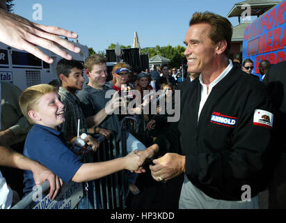 California gubernatorial Anwärter Arnold Schwarzenegger schüttelt Hände mit Anhängern nach eine Kundgebung in Bakersfield, Kalifornien am Freitag, 3 Oktober 2003.Schwarzenegger in der 7 Oktober läuft erinnern Wahl. Foto von Francis Specker Stockfoto