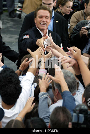California gubernatorial Anwärter Arnold Schwarzenegger schüttelt die Hände der Anhänger bei einer Kundgebung in Acadia, Kalifornien auf Freitag, 3. Oktober 2003. Schwarzenegger wird in 7 Oktober Rückruf Wahl ausgeführt. Foto von Francis Specker Stockfoto
