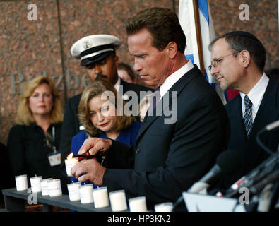 California gubernatorial Anwärter Arnold Schwarzenegger zündet eine Kerze für die Opfer von 9 / 11 Angriff während einer Zeremonie im Museum of Tolerance in Los Angeles Donnerstag, 11. September 2003.   Foto von Francis Specker Stockfoto