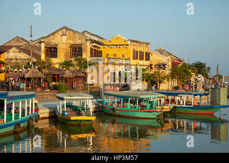Ausflugsboote am Thu Bon Fluss und historischen Gebäuden, Hoi an ein (UNESCO Weltkulturerbe), Vietnam Stockfoto