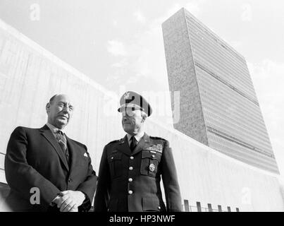 Adlai und General Garrison H. Davidson bei den Vereinten Nationen Stockfoto