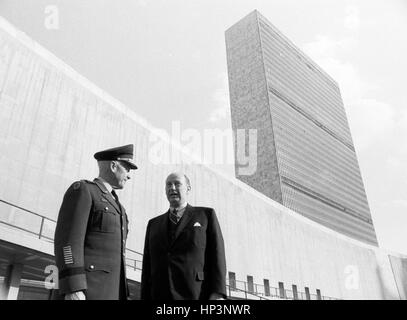 Adlai und General Garrison H. Davidson bei den Vereinten Nationen Stockfoto