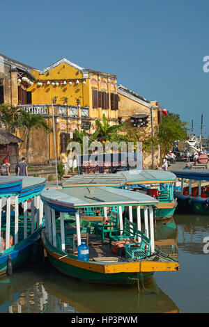 Ausflugsboote am Thu Bon Fluss und historischen Gebäuden, Hoi an ein (UNESCO Weltkulturerbe), Vietnam Stockfoto