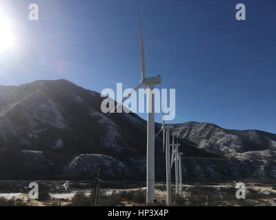 Blendenfleck und strahlende Sonne glänzen am Windpark, Spanish Fork Canyon, Spanish Fork, Utah.  Windkraftanlagen, die Erzeugung von erneuerbarer Energie, Planeten zu retten, von f Stockfoto