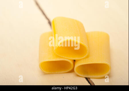 Italienische Pasta Paccheri oder Pastasorte Makro Nahaufnahme über weißen Tisch Stockfoto
