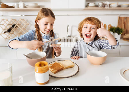 Brilliant helle Geschwister Spaß beim Frühstück Stockfoto