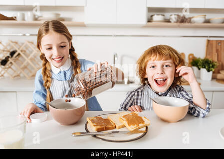 Energetische kluge Kinder, die Vorbereitung für einen neuen Tag Stockfoto