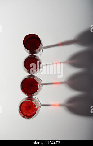 Linie der Brille mit roten Wein und Schatten Blick von oben Stockfoto