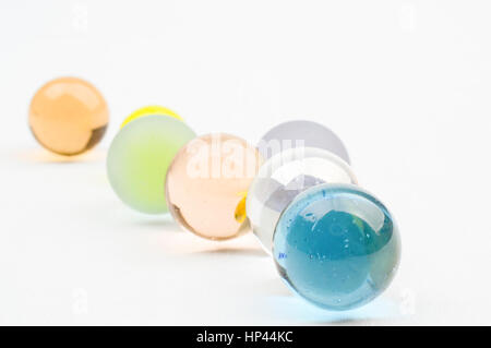Glas Murmeln in Pastellfarben, diagonal, auf weißem Hintergrund, horizontale Stockfoto