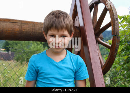 Lächelnde junge vor alten Stil aus Holz gut Stockfoto