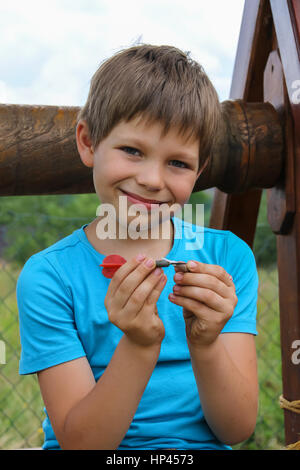 Lächelnde junge vor alten Stil aus Holz gut Stockfoto