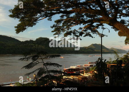 Der Fluss Mekong bei Luang Prabang, alte königliche Hauptstadt von Laos. Der alte Teil der Stadt ist ein UNESCO-Weltkulturerbe. Der Fluss ist die 12. längste. Stockfoto