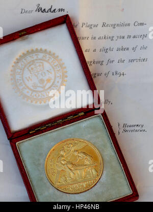 Vorher unveröffentlichte Foto datiert 19.01.17 einer seltenen Goldmedaille ausgezeichnet durch die Behörden Hongkongs, militärisches Personal und Zivilisten, die geholfen haben, mit einer Pest-Epidemie vor 123 Jahren beschäftigen die festgelegt wird, um bis zu 8.000 £ bei einer Auktion zu holen. Stockfoto