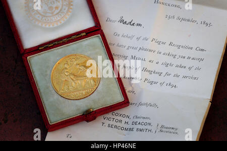 Vorher unveröffentlichte Foto datiert 19.01.17 einer seltenen Goldmedaille ausgezeichnet durch die Behörden Hongkongs, militärisches Personal und Zivilisten, die geholfen haben, mit einer Pest-Epidemie vor 123 Jahren beschäftigen die festgelegt wird, um bis zu 8.000 £ bei einer Auktion zu holen. Stockfoto