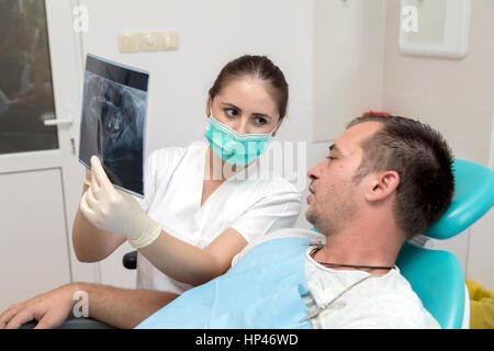 Bild von jungen Patienten und zeigte ihm in der zahnärztlichen Klinik Röntgen Röntgen, Zahnarzt Stockfoto