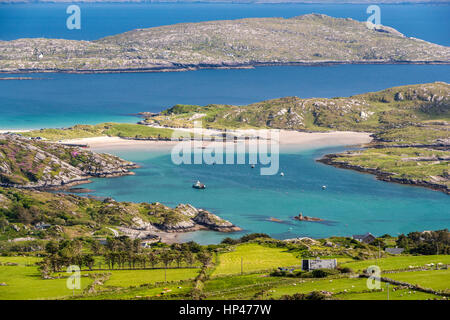 Panoramablick über Kenmare River, Abbey Island, Deenish Island und Scariff Island von Com ein Chiste-Pass, Ring of Kerry, Iveragh-Halbinsel, County Stockfoto