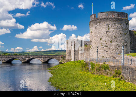 König John Castle und der Fluss Shannon, Limerick, County Limerick, Munster, Irland, Europa. Stockfoto