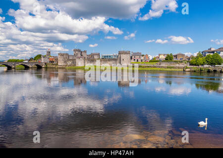 König John Castle und der Fluss Shannon, Limerick, County Limerick, Munster, Irland, Europa. Stockfoto