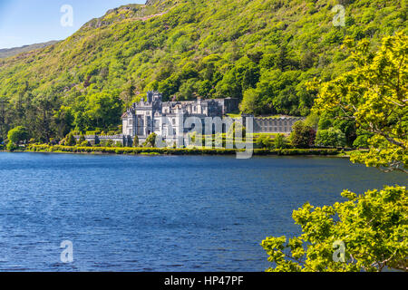 Kylemore Abbey ein Benediktinerkloster, gegründet im Jahr 1920 auf dem Gelände Kylemore Castle, Connemara, County Galway, Irland, Europa. Stockfoto