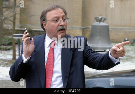 02.02.2011 Luxemburg: georgische Außenminister Grigol Vashadze nutzt sein Handy vor traf er luxemburgische Außenminister Jean Asselborn in Luxemb Stockfoto