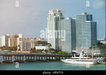 Hafen in der Innenstadt von Miami im Wolkenkratzer Hintergrund. Skyline von Miami in Florida Stockfoto