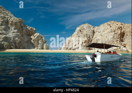 Verschieben von Boot zum Strand in Cabo San Lucas Mexico. Touristischen Boot Wasser-Taxi zum Strand Los Stockfoto