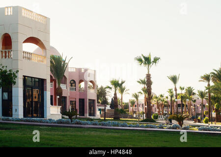 Baugebiet und Palmen das Hotel in Hurghada. Ägypten. "Die goldene 5' 5. Oktober 2016. Stockfoto