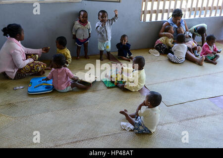 Madagaskar, Mananjary, Stamm ANTAMBAHOAKA, fady, nach den Regeln ihrer Vorfahren Zwillingskinder sind tabu und nicht akzeptiert in der Gesellschaft, das Waisenhaus FANATENANE Center kümmert sich um verlassene Zwillinge / MADAGASKAR, Recht Sind Ein Fady Oder Tabu Beim Stamm der ANTAMBAHOAKA in der Region Mananjary, war FANATENANE Center Betreut Zwillingskinder sterben ein Oder von Ihren Eltern Abgegeben Wurden Stockfoto