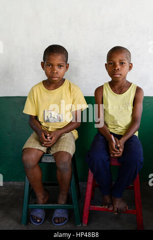 Madagaskar, Mananjary, Stamm ANTAMBAHOAKA, fady, nach den Regeln ihrer Vorfahren Zwillingskinder sind tabu und nicht akzeptiert in der Gesellschaft, das Waisenhaus TSARAZAZA Center kümmert sich um verlassene Zwillinge / MADAGASKAR, Recht Sind Ein Fady Oder Tabu Beim Stamm der ANTAMBAHOAKA in der Region Mananjary, war TSARAZAZA Center Betreut Zwillingskinder sterben ein Oder von Ihren Eltern Abgegeben Wurden, Recht PIERRE (Links) Und ANDRÉ (Rechts) Stockfoto