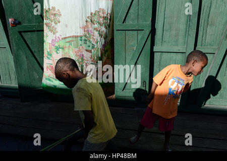 Madagaskar, Mananjary, Stamm ANTAMBAHOAKA, fady, nach den Regeln ihrer Vorfahren Zwillingskinder sind tabu und nicht akzeptiert in der Gesellschaft, das Waisenhaus TSARAZAZA Center kümmert sich um verlassene Zwillinge / MADAGASKAR, Recht Sind Ein Fady Oder Tabu Beim Stamm der ANTAMBAHOAKA in der Region Mananjary, war TSARAZAZA Center Betreut Zwillingskinder sterben ein Oder von Ihren Eltern Abgegeben Wurden, Zwilling PIERRE Stockfoto