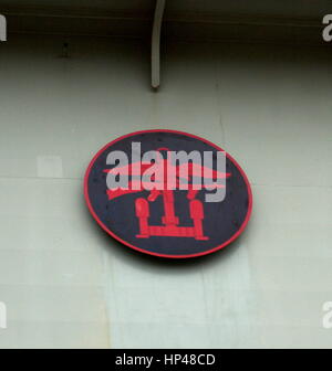 AJAXNETPHOTO. 2005. PLYMOUTH, ENGLAND. -HMS OCEAN - SCHIFF EMBLEM. FOTO: JONATHAN EASTLAND/AJAX REF: 50310 410 Stockfoto