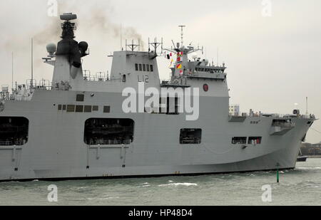 AJAXNETPHOTO.21ST NOVEMBER 2014. PORTSMOUTH, ENGLAND. -HUBSCHRAUBER-TRÄGER HMS OCEAN HARBOUR EINGEBEN.   FOTO: TONY HOLLAND/AJAX REF; DTH142111 1541 Stockfoto