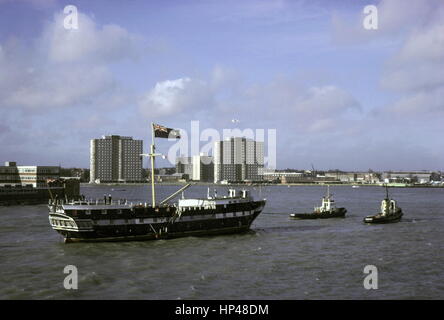 AJAXNETPHOTO. 21. JANUAR 1977. PORTSMOUTH, ENGLAND. -HOLZWAND KEHRT ZURÜCK - T.S. FOUDROYANT (EX TRINCOMALEE) UNTER EINGABE VON TOW HAFEN NACH DEN LETZTEN REFIT. FOTO: JONATHAN EASTLAND/AJAX REF: 2772101 4777 Stockfoto