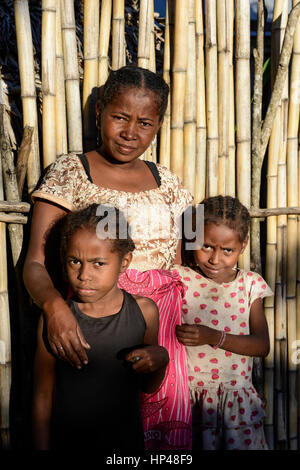 Madagaskar, Mananjary, Stamm ANTAMBAHOAKA, fady, nach den Regeln ihrer Vorfahren Zwillingskinder sind tabu und in der Gesellschaft nicht akzeptiert, diese Mutter ist ihre Zwillingskinder zu akzeptieren, aber sie hat ihr Dorf verlassen und lebt in der Stadt / MADAGASKAR, Recht Sind Ein Fady Oder Tabu Beim Stamm der ANTAMBAHOAKA in der Region Mananjary, Mutter sterben Recht Gegen Das Tabu Behalten Hat Und Ihr Dorf Verlassen Hat Und Heute in Mananjary Im Stadtviertel ANALAJAVIDY Lebt Stockfoto