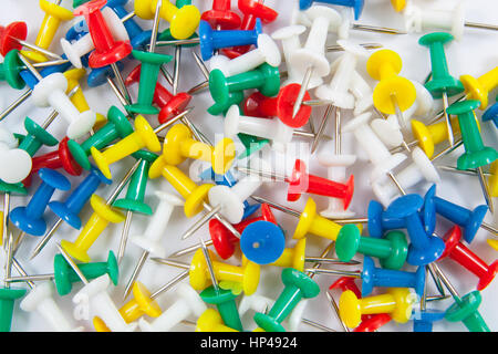 Satz von Push-Pins in verschiedenen Farben mit echten Schatten Stockfoto