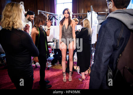 Modelle vorzubereiten backstage vor der Julien Macdonald Herbst/Winter 2017 London Fashion Week Show Goldsmith Hall, London.PRESS Verein Foto. Bild Datum: Samstag, 18. Februar 2017. Bildnachweis sollte lauten: Matt Crossick/PA Wire. Stockfoto