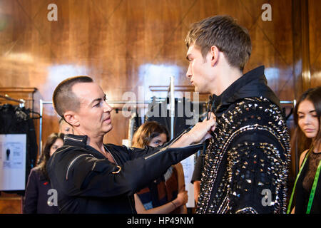 Modelle vorzubereiten backstage vor der Julien Macdonald Herbst/Winter 2017 London Fashion Week Show Goldsmith Hall, London.PRESS Verein Foto. Bild Datum: Samstag, 18. Februar 2017. Bildnachweis sollte lauten: Matt Crossick/PA Wire. Stockfoto