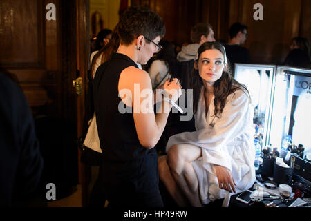 Modelle vorzubereiten backstage vor der Julien Macdonald Herbst/Winter 2017 London Fashion Week Show Goldsmith Hall, London.PRESS Verein Foto. Bild Datum: Samstag, 18. Februar 2017. Bildnachweis sollte lauten: Matt Crossick/PA Wire. Stockfoto