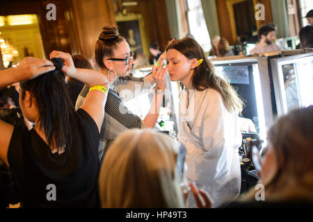 Modelle vorzubereiten backstage vor der Julien Macdonald Herbst/Winter 2017 London Fashion Week Show Goldsmith Hall, London.PRESS Verein Foto. Bild Datum: Samstag, 18. Februar 2017. Bildnachweis sollte lauten: Matt Crossick/PA Wire. Stockfoto