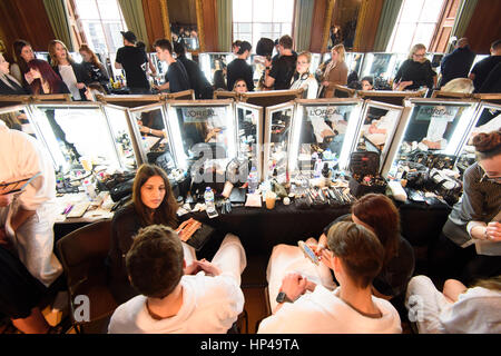 Modelle vorzubereiten backstage vor der Julien Macdonald Herbst/Winter 2017 London Fashion Week Show Goldsmith Hall, London.PRESS Verein Foto. Bild Datum: Samstag, 18. Februar 2017. Bildnachweis sollte lauten: Matt Crossick/PA Wire. Stockfoto