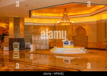 Abu Dhabi, Vereinigte Arabische Emirate - 21. April 2013: einer der Bereiche oder in der Lobby des monumentalen Haupteingang im Luxus Hotel und Wahrzeichen Emirates Palace. Deko Stockfoto
