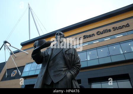 Die Stan Cullis-Statue außerhalb des Stadions, bevor die Emirates FA Cup, fünfte Runde bei Molineux, Wolverhampton entsprechen. Stockfoto