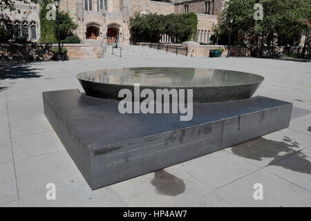 Frauen Tisch-Skulptur von Maya Lin außerhalb der Sterling Memorial Library, Yale University, New Haven, Connecticut, USA. Stockfoto