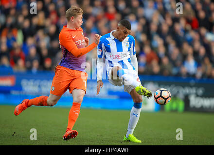 Manchester Citys Kevin De Bruyne (links) und Huddersfield Town Collin Quaner kämpfen um den Ball während des Emirates FA Cup, fünfte Vorrundenspiel der John Smith Stadium, Huddersfield. Stockfoto