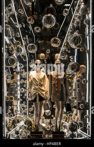 Ein Weihnachtsfest dekoriert Schaufenster des Dior Shops in Via Montenapoleone, die wichtigste Straße von der Milan Fashion District. Mailand, Italien. Stockfoto